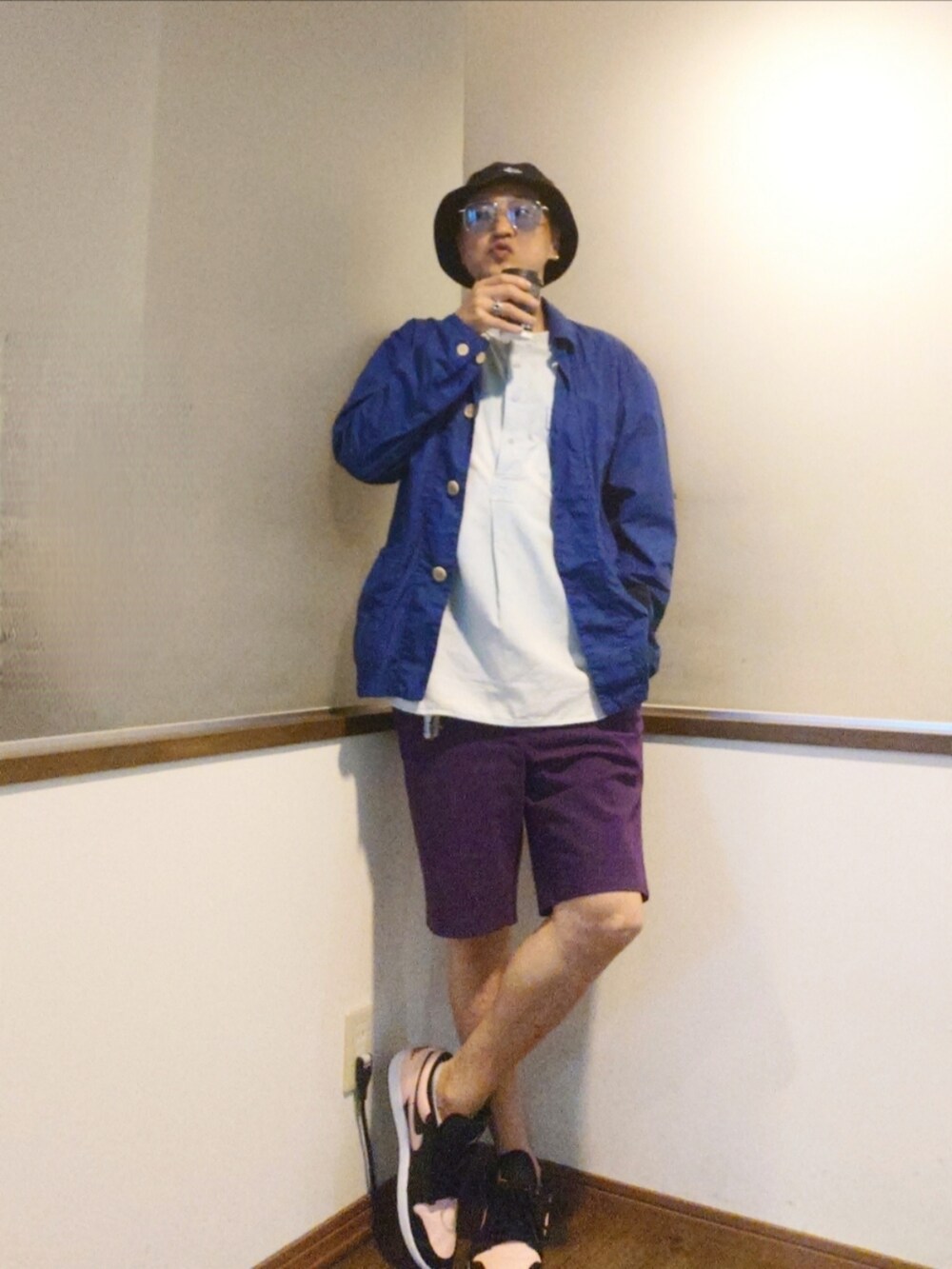 ブルー系のカバーオール、ブルー系のシャツ/ブラウス、パープル系のスラックスを着用したメンズの秋コーディネートの2枚目の写真