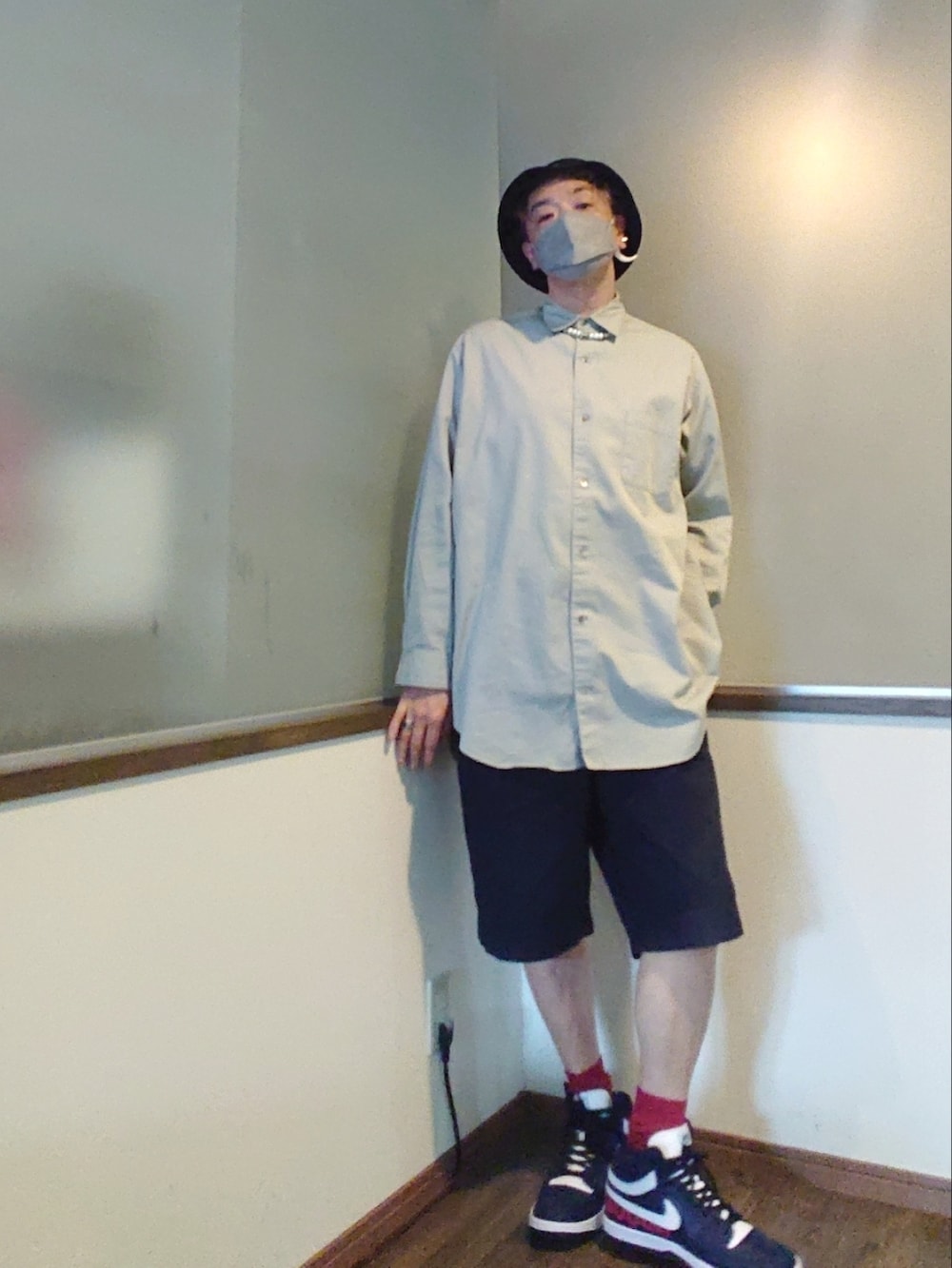 グレー系のシャツ/ブラウス、ブルー系のチノパンツ、ブルー系のスニーカーを着用したメンズの春コーディネートの2枚目の写真