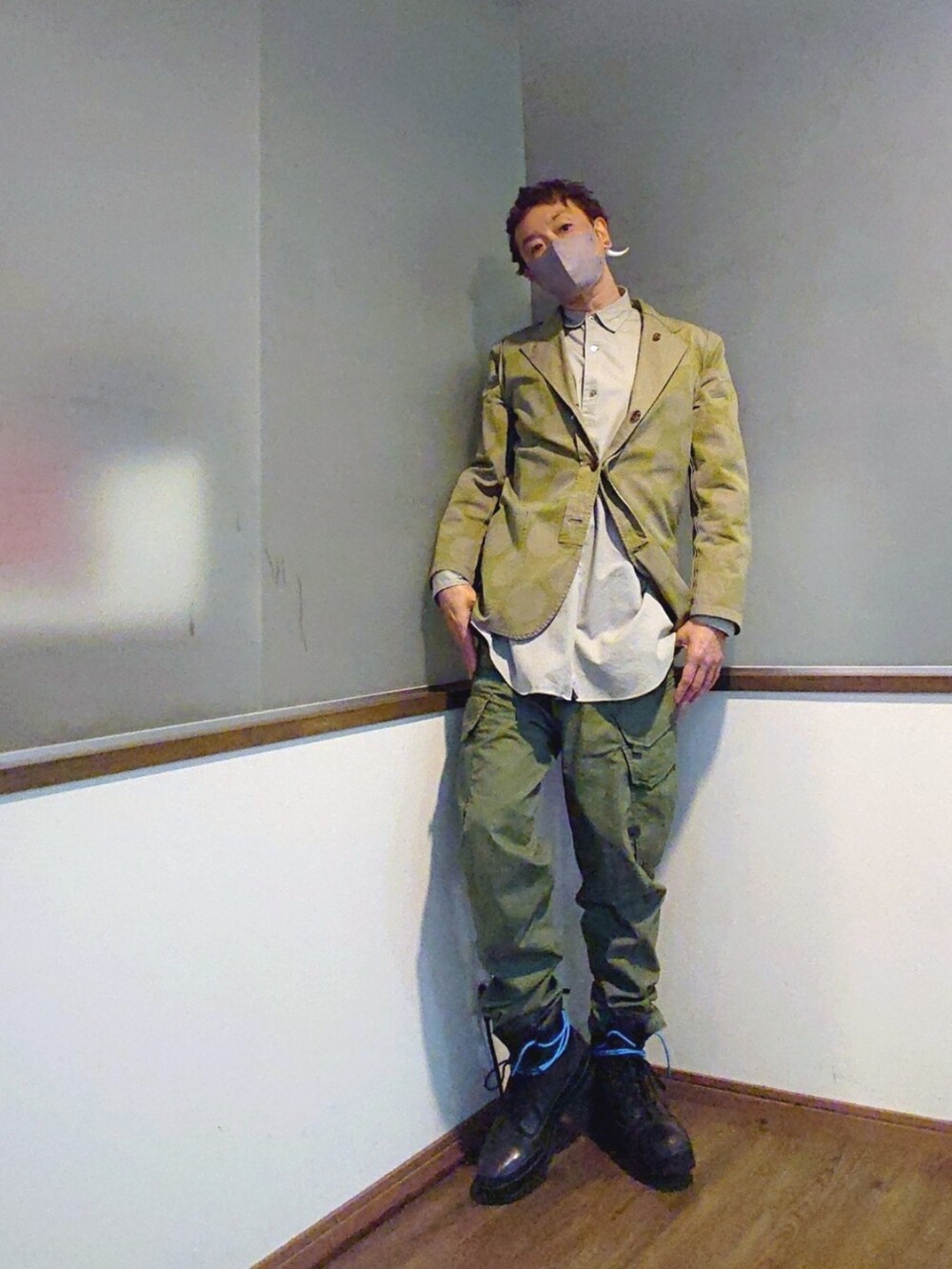 グリーン系のテーラードジャケット、グレー系のシャツ/ブラウス、グリーン系のカーゴパンツを着用したメンズの春コーディネートの2枚目の写真