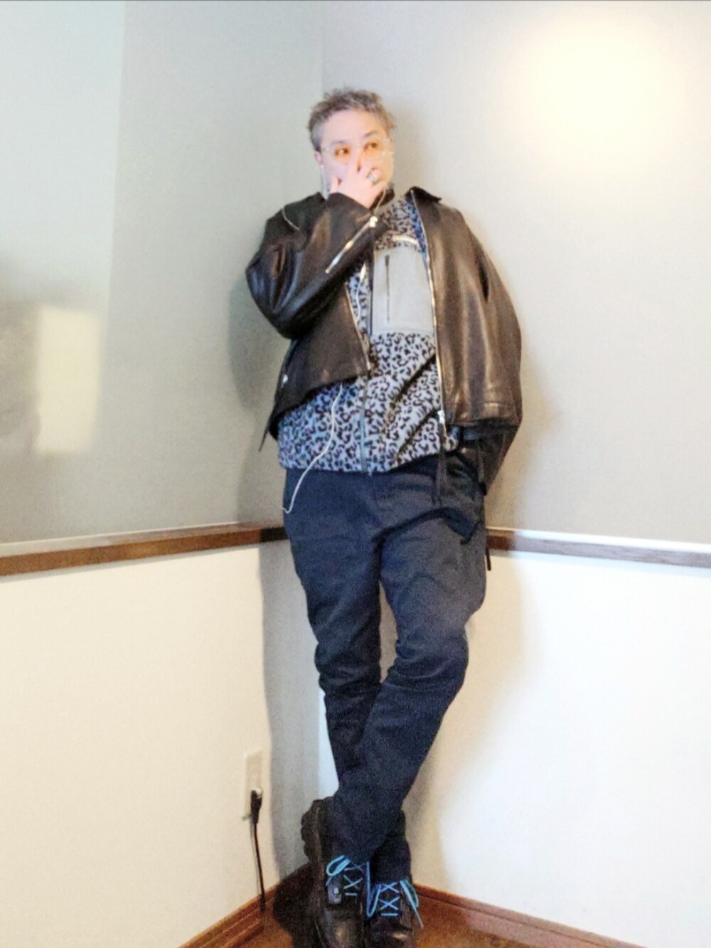 ブルー系のブルゾン、ブルー系のパンツ、ブラック系のスニーカーを着用したメンズの冬コーディネートの2枚目の写真