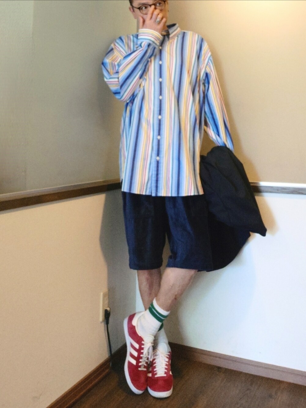 ブルー系のその他アウター、その他のシャツ/ブラウス、ブルー系のその他パンツを着用したメンズの夏コーディネートの2枚目の写真