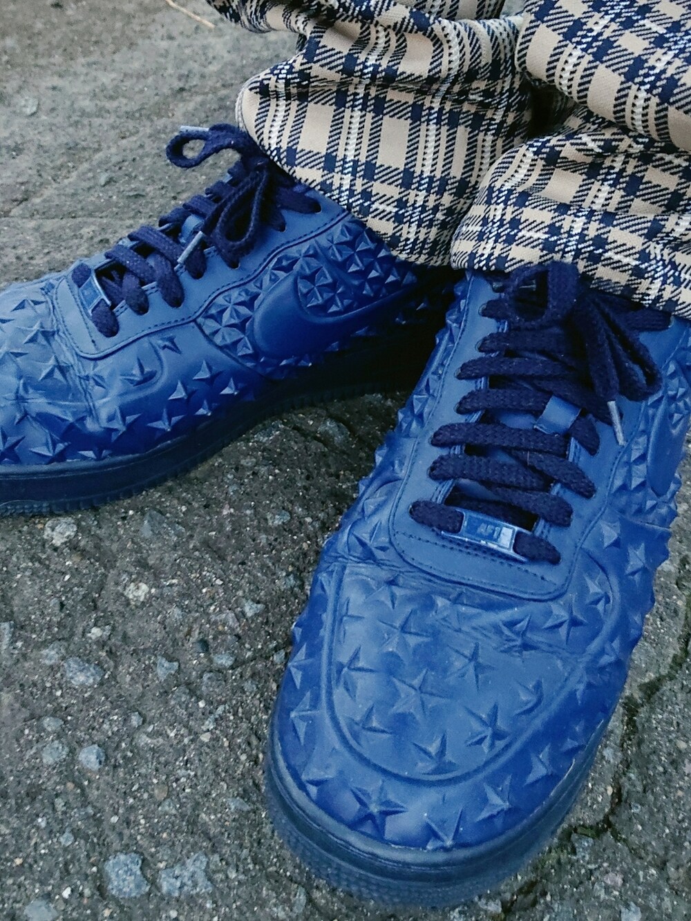 ベージュ系のベスト、ベージュ系のスラックス、ブルー系のスニーカーを着用したメンズの夏コーディネートの2枚目の写真