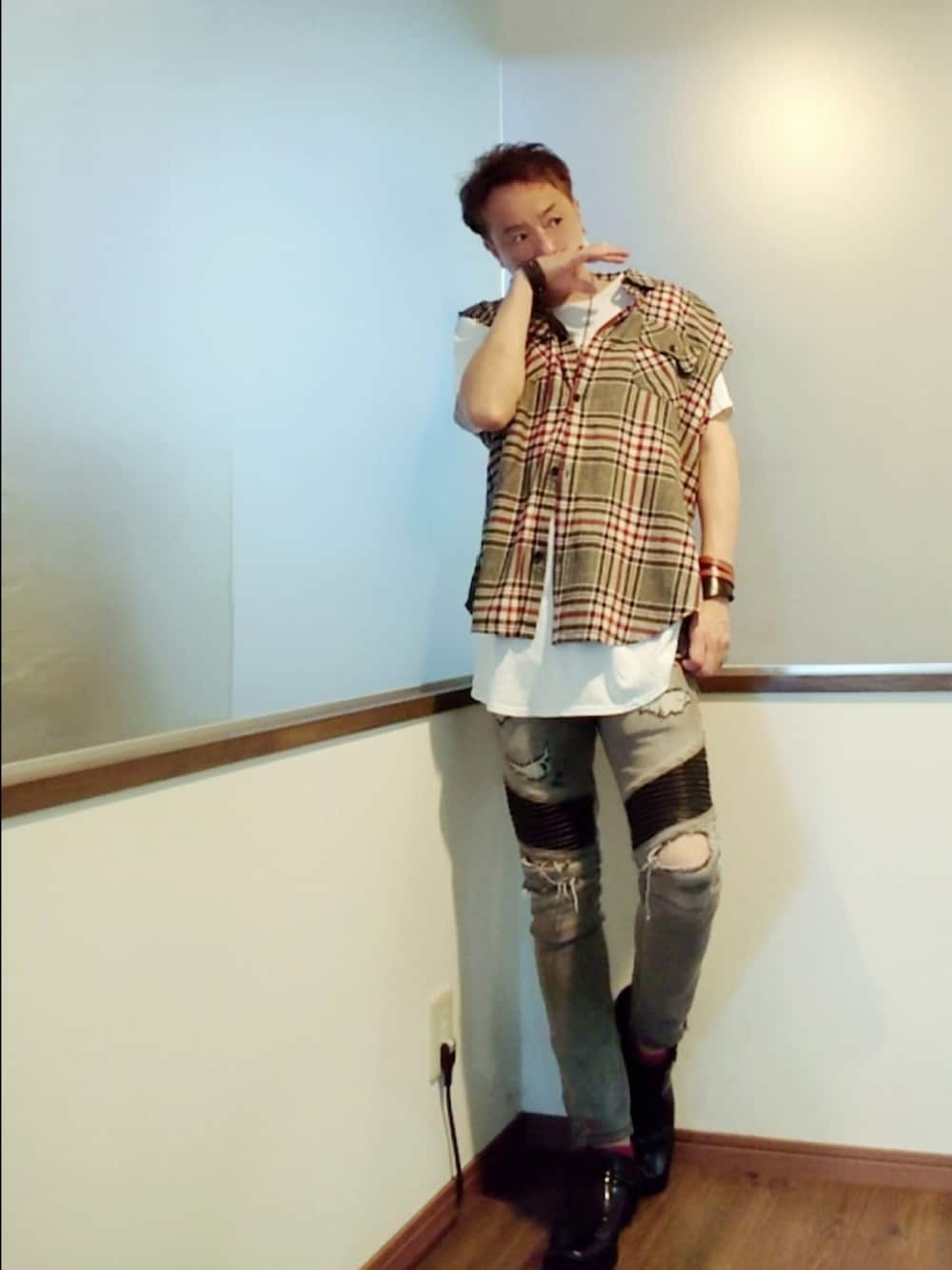 グレー系のシャツ/ブラウス、グレー系のデニムパンツ、ブラック系のブーツを着用したメンズの夏コーディネートの3枚目の写真