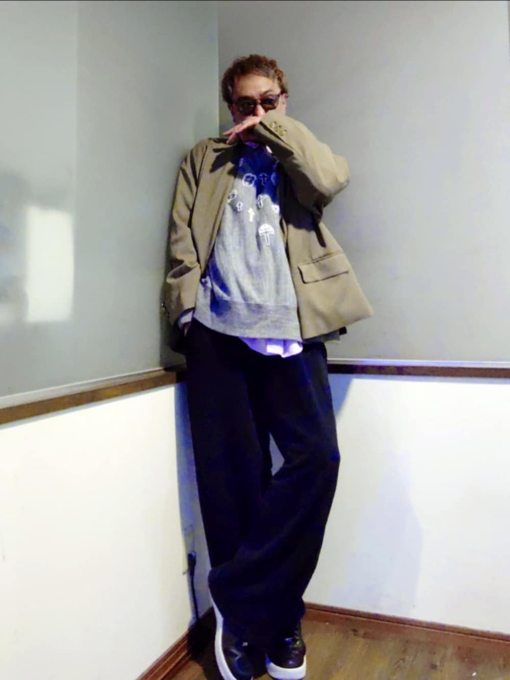 グレー系のスウェット、その他のテーラードジャケット、パープル系のシャツ/ブラウスを着用したメンズの春コーディネートの2枚目の写真