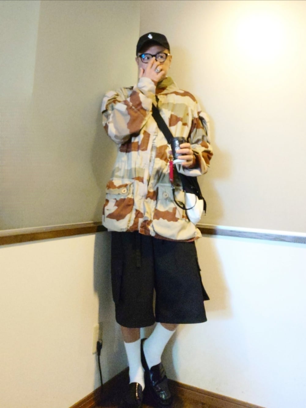 ベージュ系のミリタリージャケット、グレー系のスウェット、ブラック系のカーゴパンツを着用したメンズの秋コーディネートの2枚目の写真