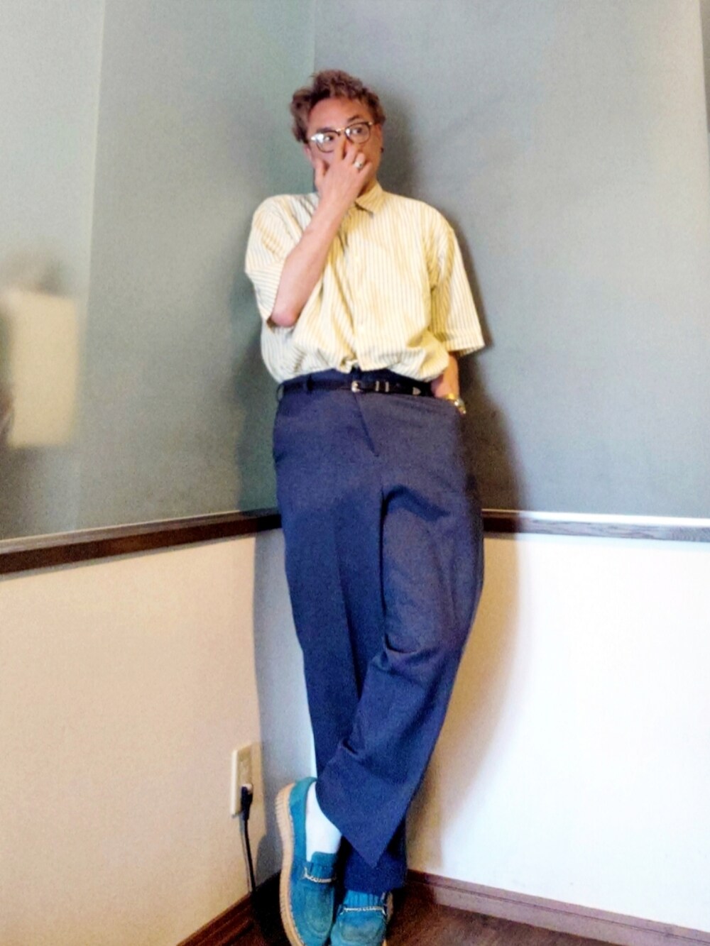 イエロー系のシャツ/ブラウス、グレー系のスラックス、ブルー系のローファーを着用したメンズの夏コーディネートの2枚目の写真