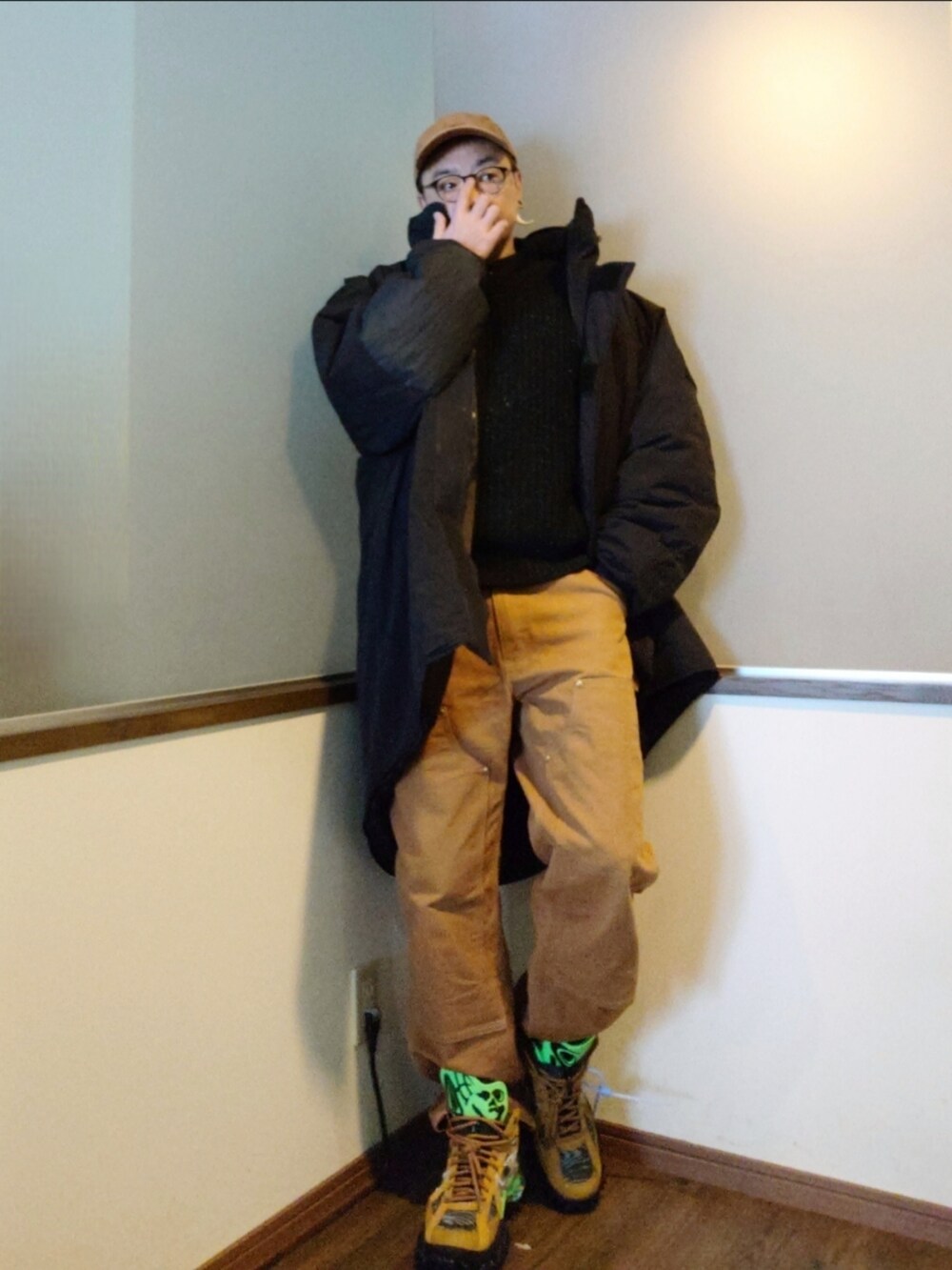 「クリスマスに着たい服、ストリート、キャップ、ダウンジャケット、デニム、ブーツ、ショートブーツ、スニーカー、NIKE、ニット、大人カジュアル、メガネ男子、ビッグシルエット、古着MIX、冬アウター」｜「FREAK'S STOREの限定展開 ビッグシルエット プリマロフト モンスターパーカー（ダウンジャケット/コート、ブラック系）」を使った、P３さん（メンズ・178cm）の冬コーディネートの2枚目の写真