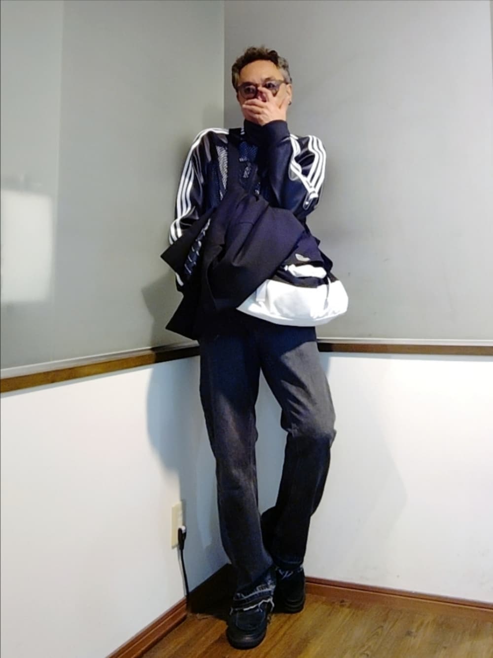 ブラック系のジャージ、ブラック系のテーラードジャケット、ホワイト系のショルダーバッグを着用したメンズの秋コーディネートの2枚目の写真