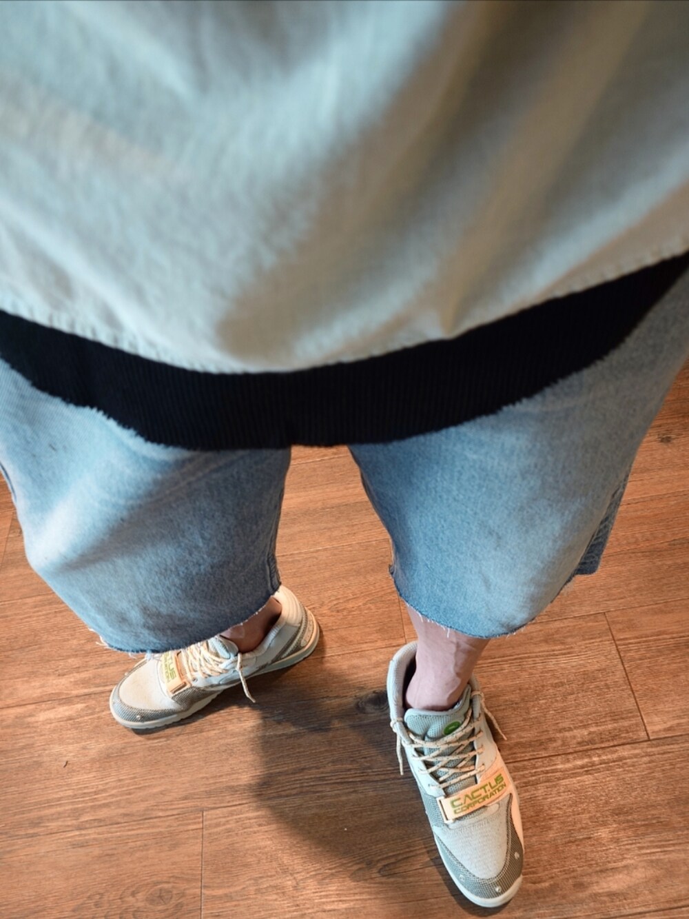 「アツいコーデ全部見せ、古着MIX、レイヤードスタイル、シャンブレーシャツ、ニット帽、サングラス、デニム、NIKE、ショルダーバッグ、ストリート、オーバーサイズ、大人カジュアル」｜「THREE BLIND MICEのアイテム（シャツ/ブラウス、ブルー系）」を使った、P３さん（メンズ・178cm）の夏コーディネートの2枚目の写真