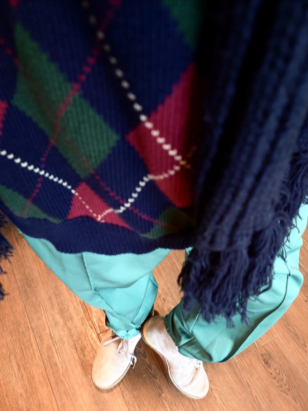 ブルー系のニット/セーター、ベージュ系のブーツ、グリーン系のその他パンツを着用したメンズの秋コーディネートの3枚目の写真