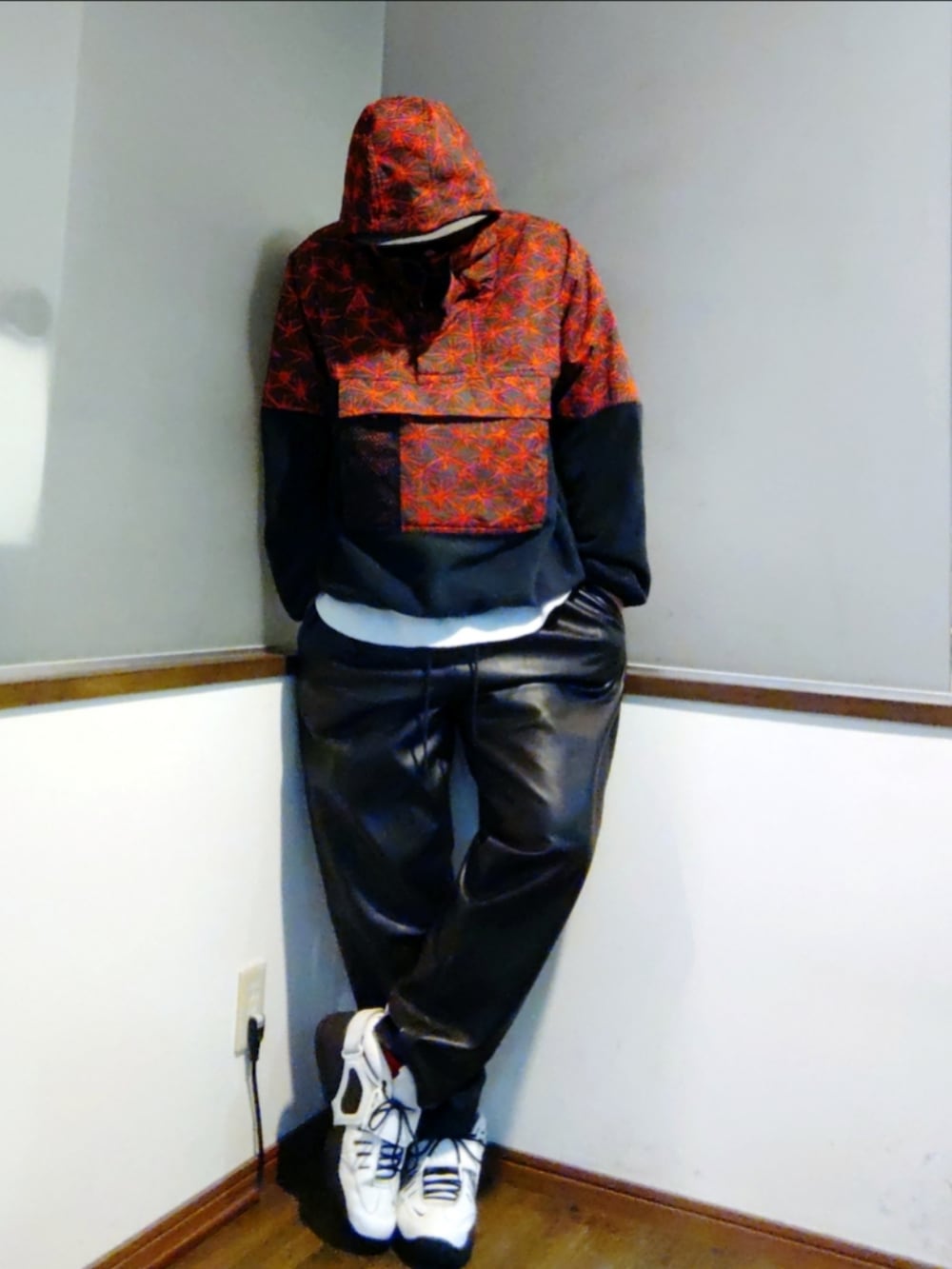 ブラック系のニット/セーター、レッド系のブルゾン、ブラック系のパンツを着用したメンズの冬コーディネートの3枚目の写真