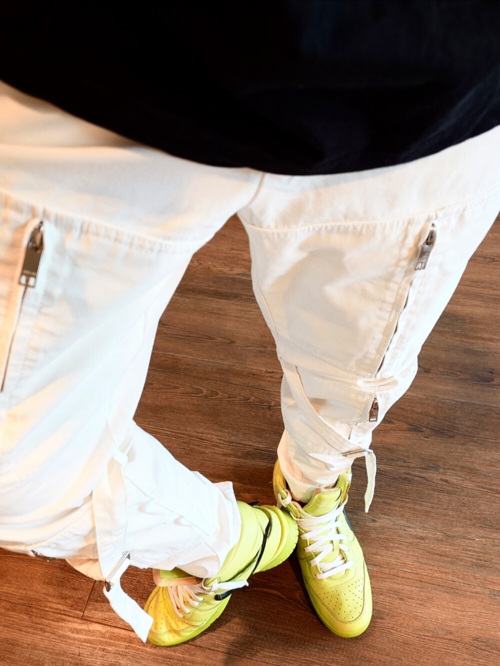 ホワイト系のその他パンツ、グリーン系のスニーカー、ブラック系のTシャツ/カットソーを着用したメンズの夏コーディネートの2枚目の写真