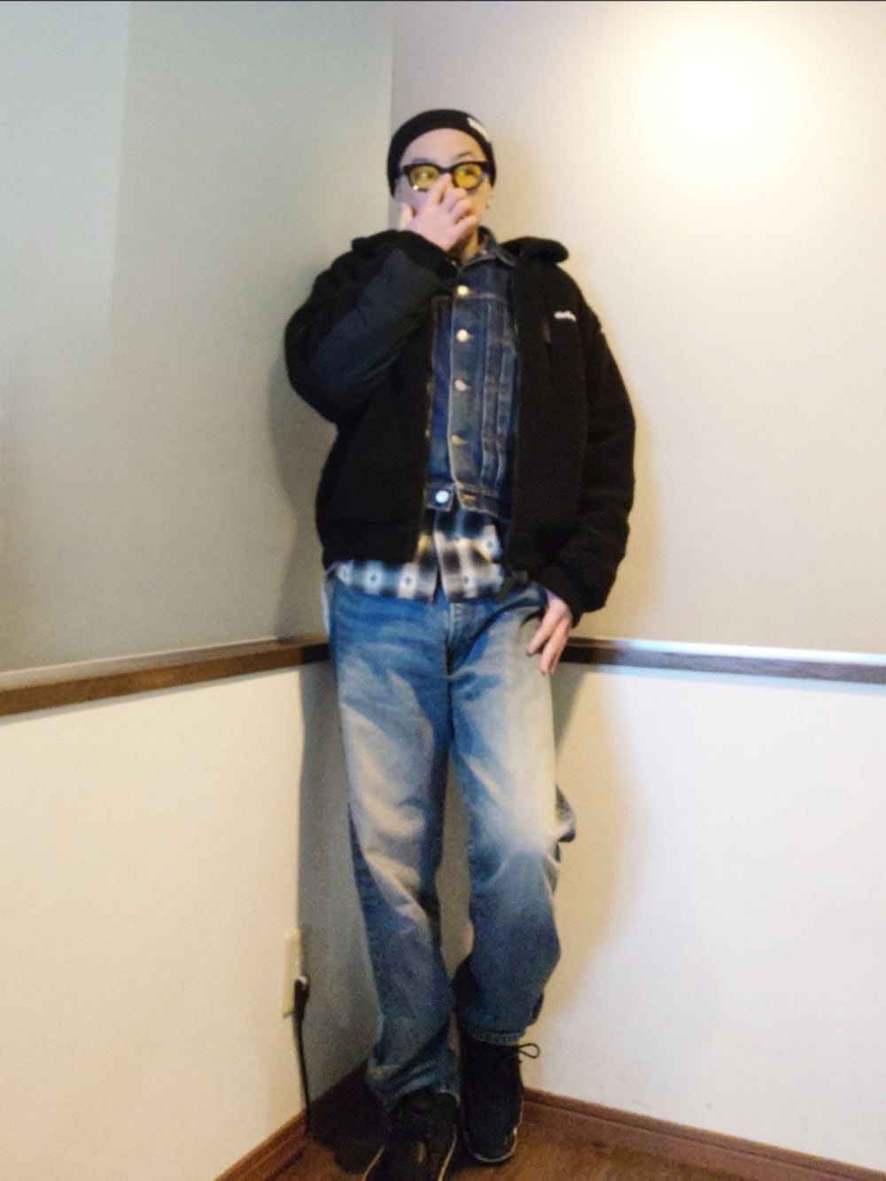 ブラック系のブルゾン、ブルー系のデニムジャケット、ブラック系のシャツ/ブラウスを着用したメンズの冬コーディネートの2枚目の写真