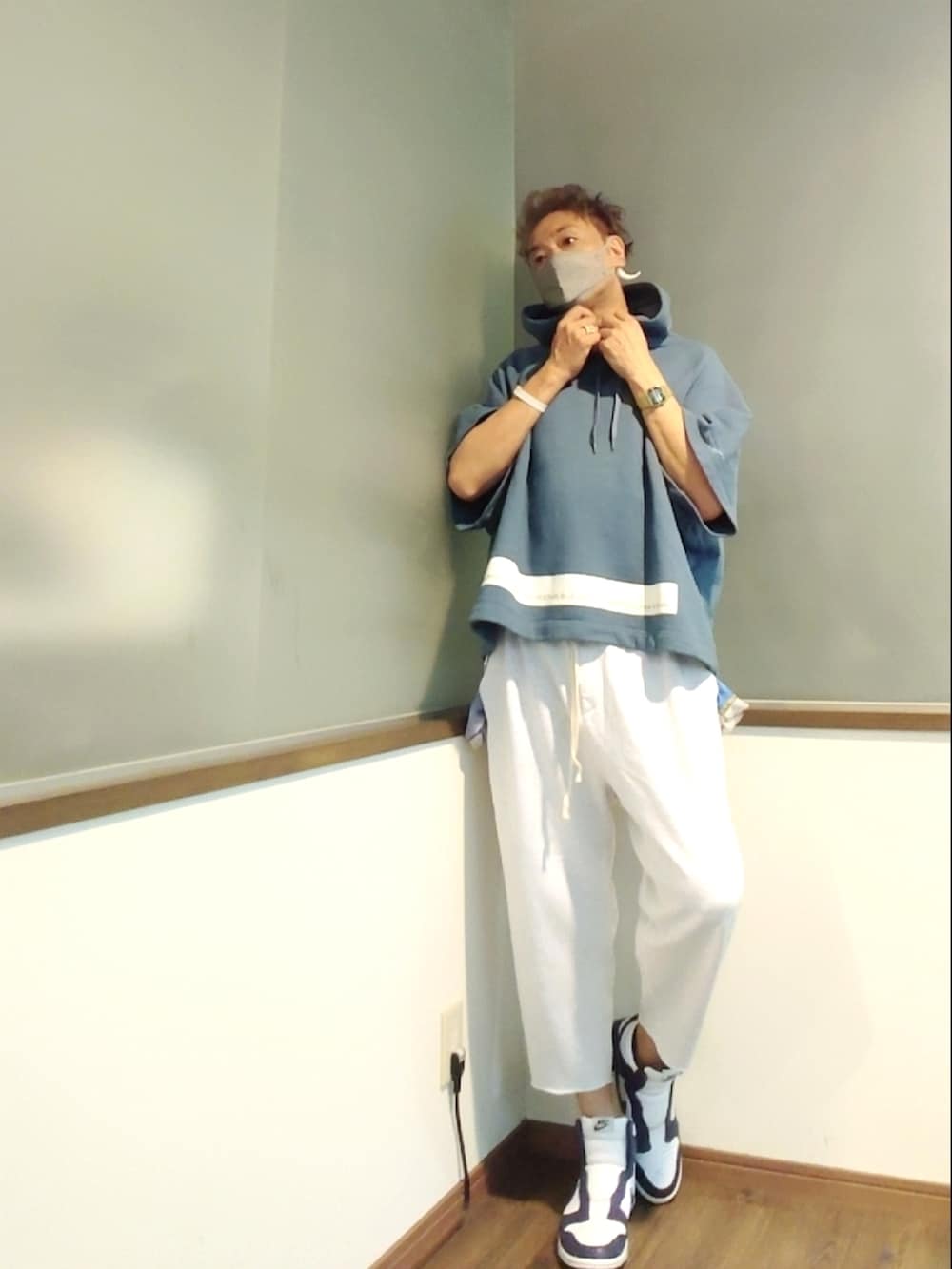 ブルー系のパーカー、グレー系のスウェットパンツ、ホワイト系のスニーカーを着用したメンズの秋コーディネートの2枚目の写真