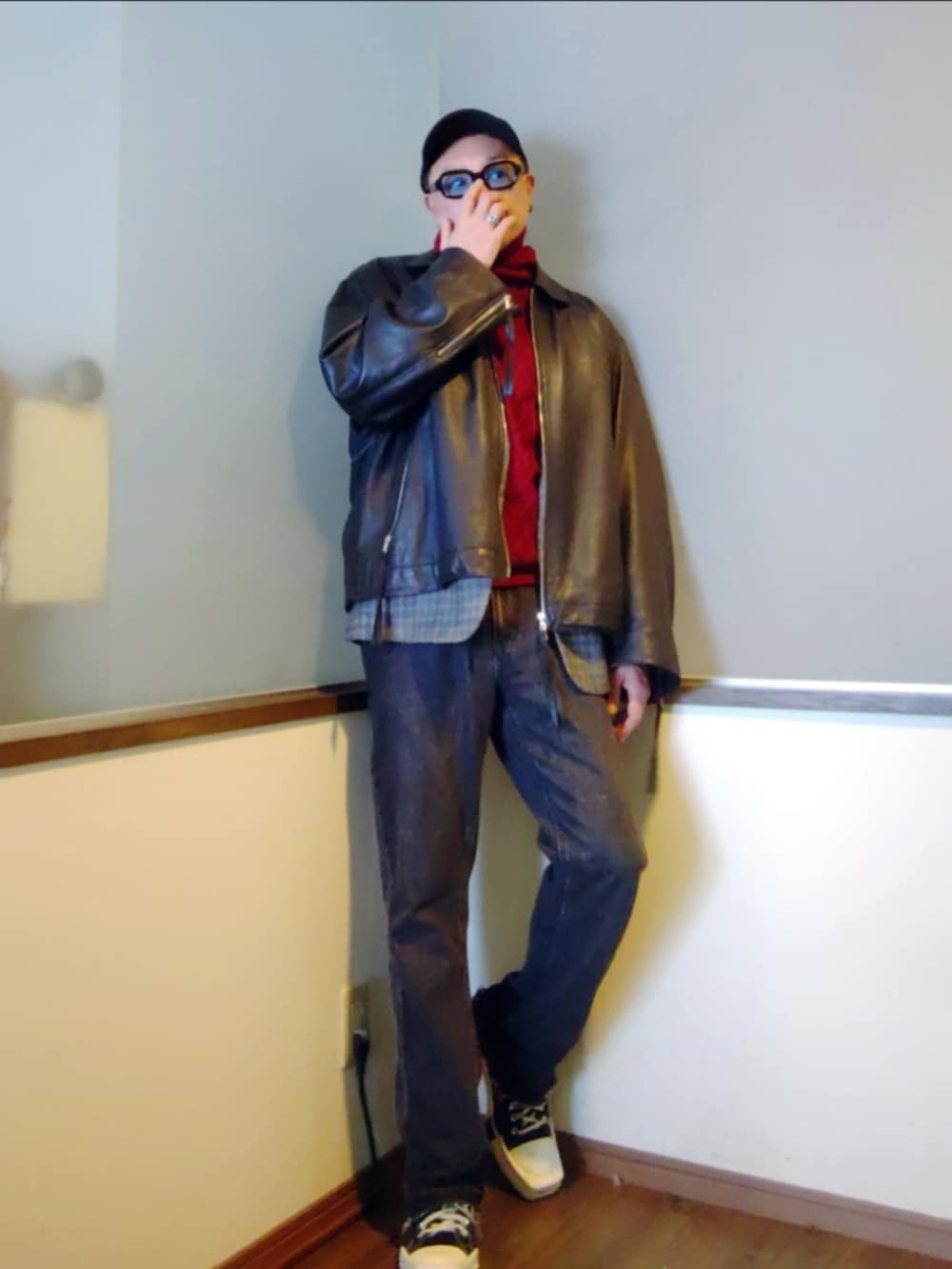 ブラック系のブルゾン、ブラック系のデニムパンツ、ブラック系のスニーカーを着用したメンズの冬コーディネートの2枚目の写真