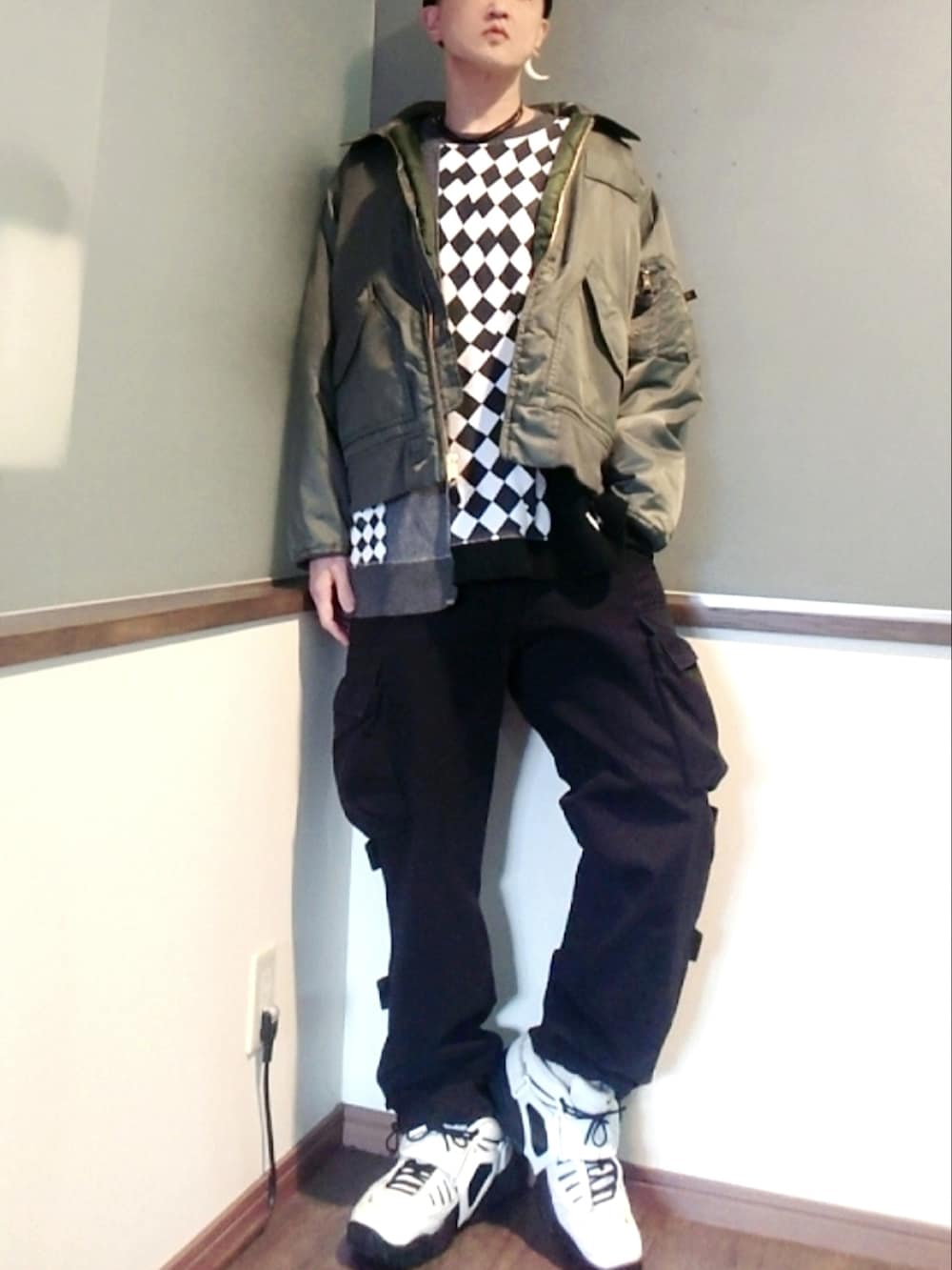 グリーン系のブルゾン、グレー系のスウェット、ブラック系のカーゴパンツを着用したメンズの春コーディネートの2枚目の写真