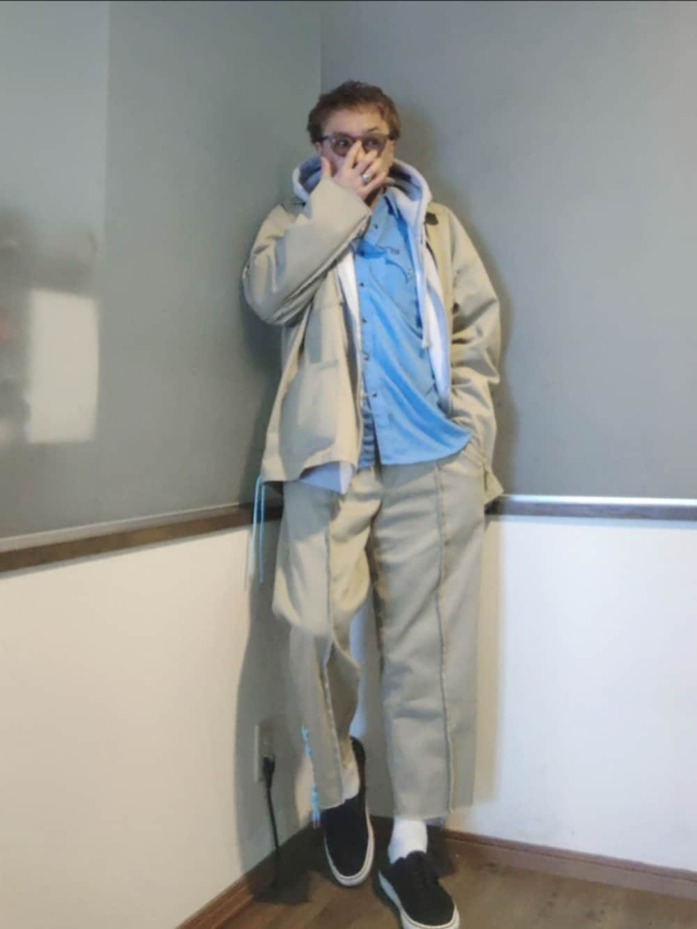 ベージュ系のカバーオール、グレー系のパーカー、ベージュ系のその他パンツを着用したメンズの春コーディネートの3枚目の写真