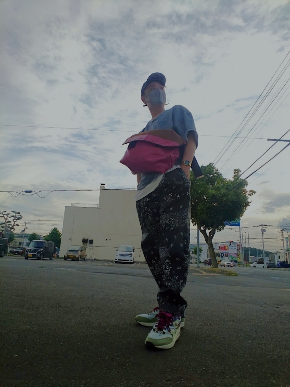 グレー系のTシャツ/カットソー、ブラック系のテーラードジャケット、その他のスニーカーを着用したメンズの夏コーディネートの3枚目の写真