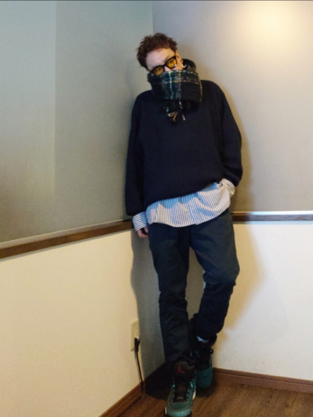 ブラック系のピーコート、ブルー系のニット/セーター、ブルー系のパンツを着用したメンズの冬コーディネートの3枚目の写真