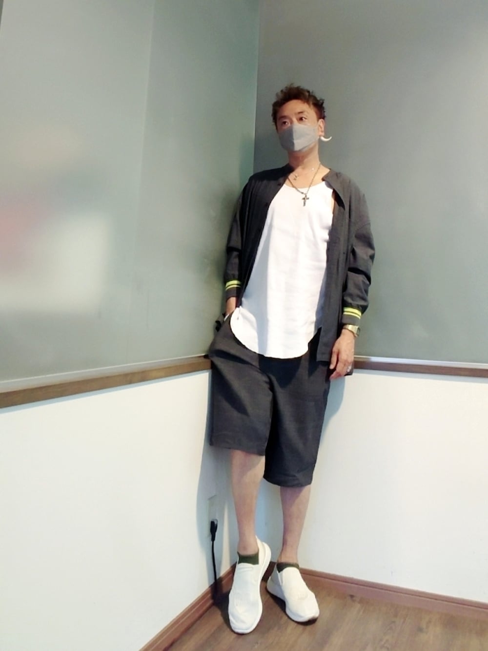 ブラック系のシャツ/ブラウス、ホワイト系のタンクトップ、グレー系のスラックスを着用したメンズの夏コーディネートの2枚目の写真