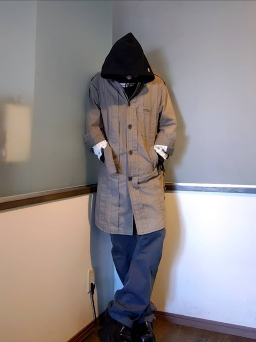 グリーン系のトレンチコート、ホワイト系のシャツ/ブラウス、グレー系のチノパンツを着用したメンズの秋コーディネートの2枚目の写真