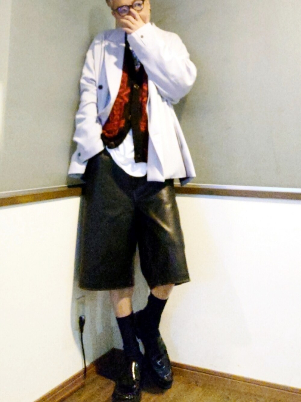 レッド系のカーディガン/ボレロ、ホワイト系のTシャツ/カットソー、ブラック系のその他パンツを着用したメンズの春コーディネートの2枚目の写真