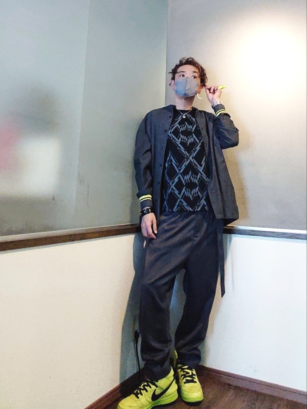 ブラック系のシャツ/ブラウス、ブラック系のTシャツ/カットソー、グレー系のスラックスを着用したメンズの春コーディネートの2枚目の写真