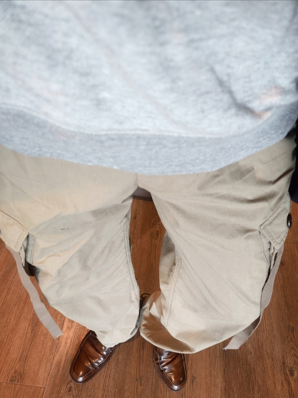 ブルー系のテーラードジャケット、グレー系のスウェット、グリーン系のカーゴパンツを着用したメンズの秋コーディネートの3枚目の写真