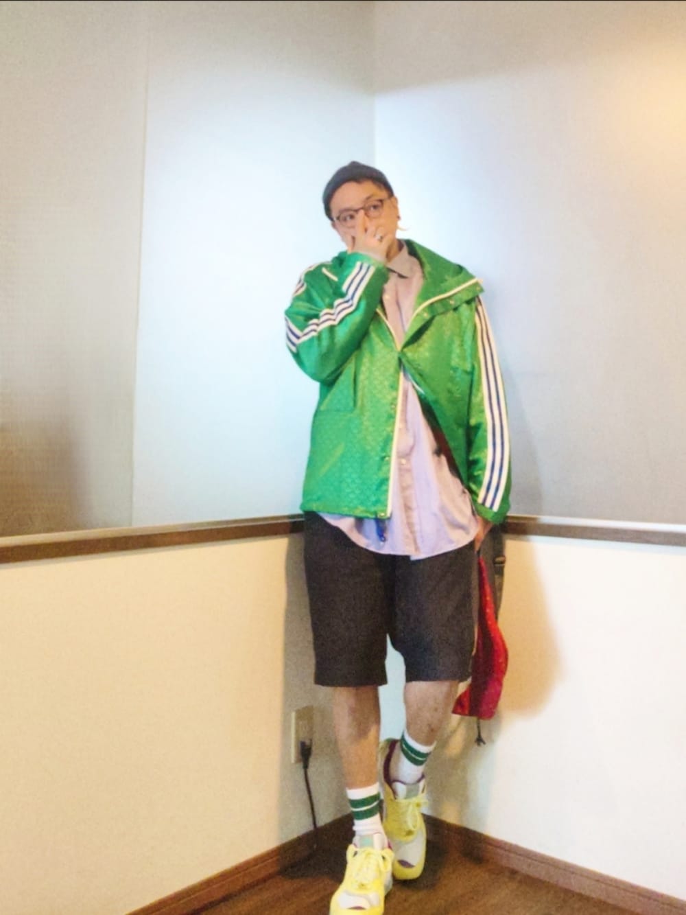 グリーン系のナイロンジャケット、パープル系のシャツ/ブラウス、レッド系のショルダーバッグを着用したメンズの秋コーディネートの3枚目の写真