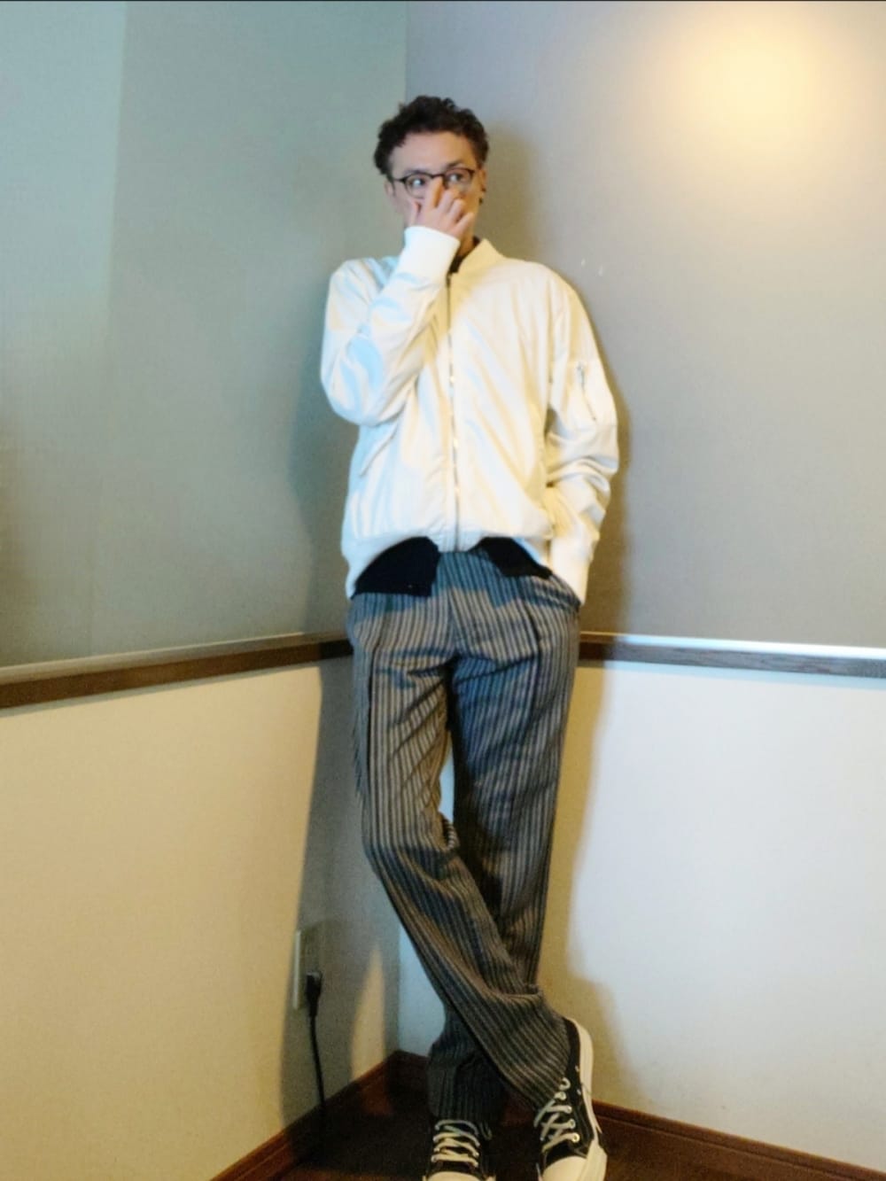 ブラック系のシャツ/ブラウス、ブラック系のカーディガン/ボレロ、ホワイト系のMA-1を着用したメンズの春コーディネートの3枚目の写真