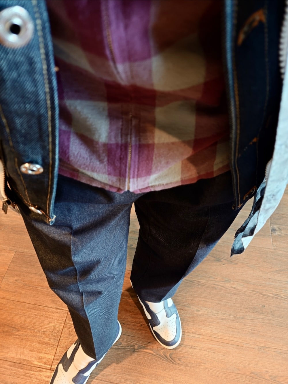 ホワイト系のその他アウター、ブルー系のデニムジャケット、レッド系のシャツ/ブラウスを着用したメンズの冬コーディネートの3枚目の写真