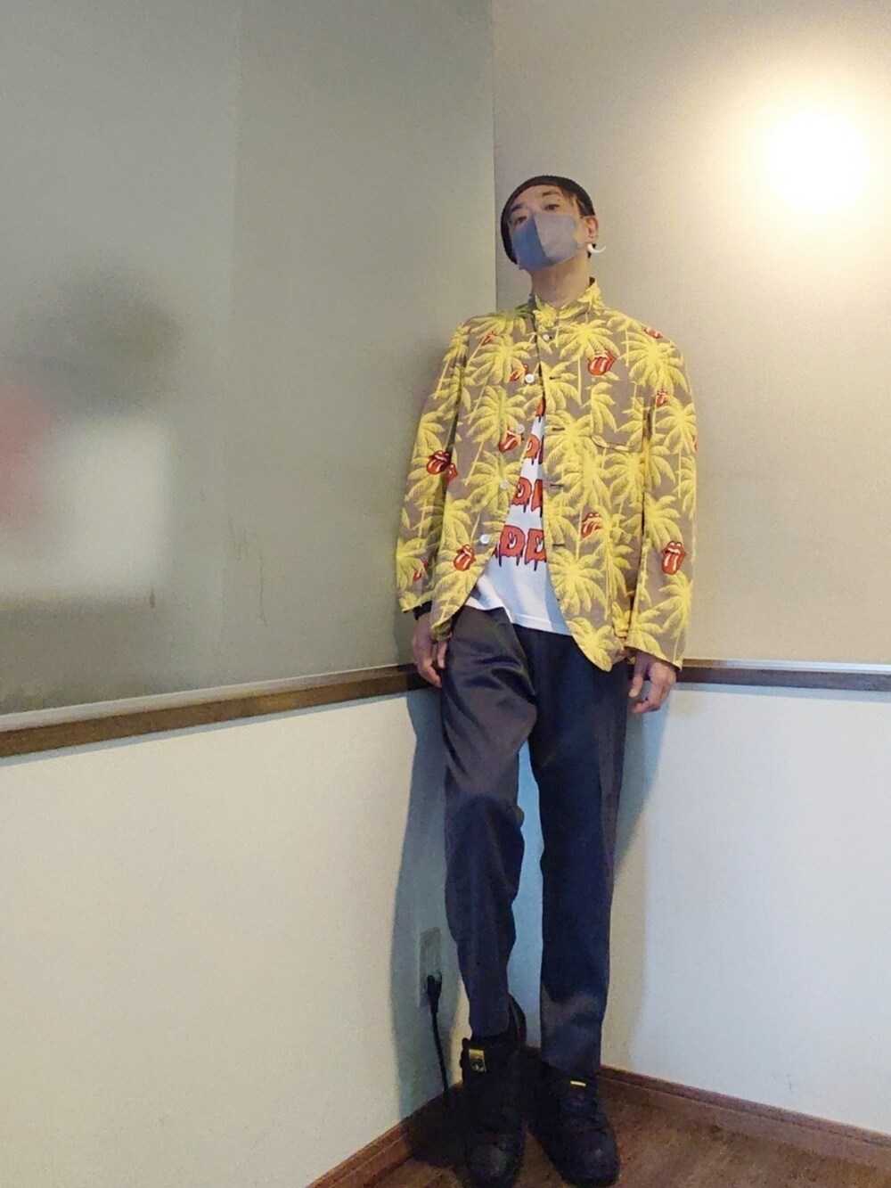 ホワイト系のTシャツ/カットソー、イエロー系のテーラードジャケット、グレー系のスラックスを着用したメンズの夏コーディネートの3枚目の写真