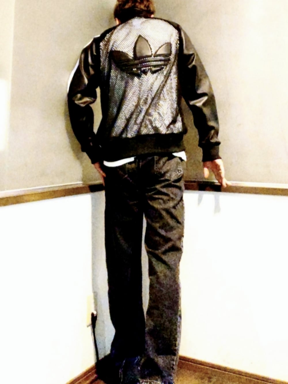 ブラック系のジャージ、ブラック系のデニムパンツ、グレー系のシューズを着用したメンズの夏コーディネートの2枚目の写真