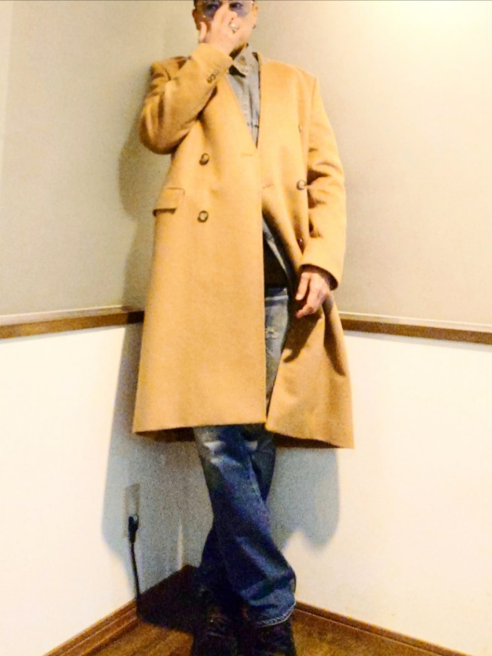「ロングコート、デニムオンデニム、デニム、サングラス、スニーカー、NIKE」｜「Martin Margiela×H&Mのアイテム（チェスターコート、ベージュ系）」を使った、P３さん（メンズ・178cm）の冬コーディネートの2枚目の写真