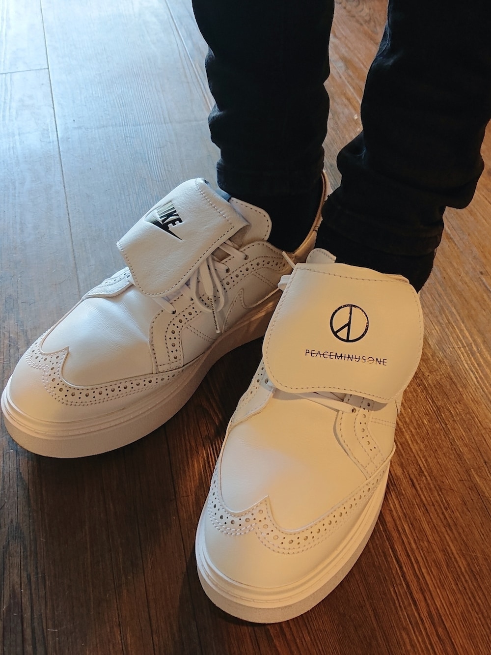 ブラック系のTシャツ/カットソー、ブラック系のシャツ/ブラウス、ブラック系のデニムパンツを着用したメンズの夏コーディネートの2枚目の写真