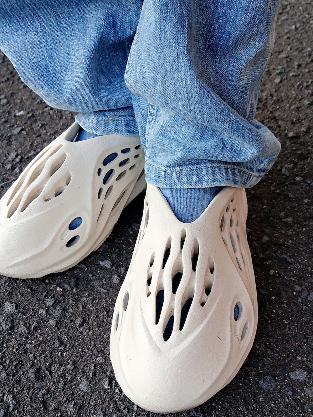 ブルー系のデニムパンツ、ホワイト系のスニーカー、ブルー系のその他トップスを着用したメンズの夏コーディネートの2枚目の写真