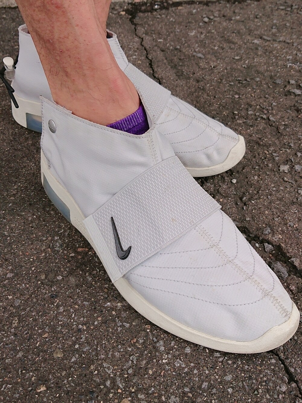 ブラック系のTシャツ/カットソー、ホワイト系のボディバッグ/ウエストポーチ、ブラック系のパンツを着用したメンズの夏コーディネートの3枚目の写真