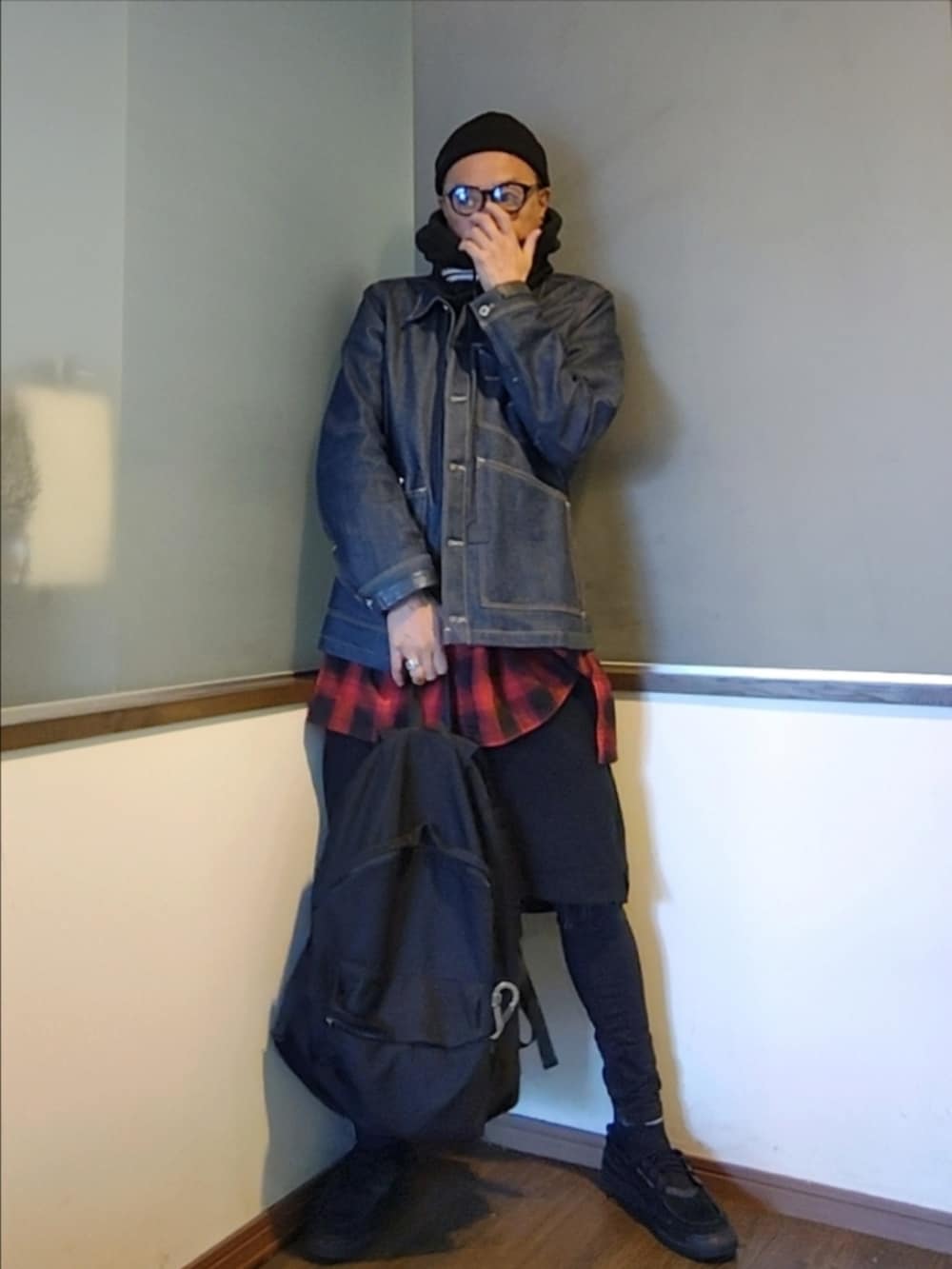 ブルー系のデニムジャケット、ブラック系のスウェットパンツ、ブラック系のデニムパンツを着用したメンズの秋コーディネートの3枚目の写真