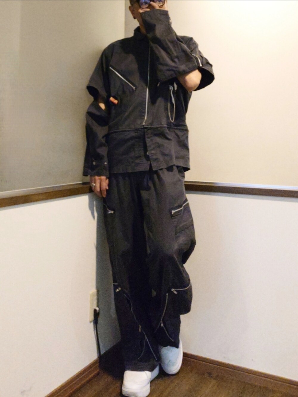 ブルー系のジャケット/アウター、ブルー系のカーゴパンツ、ホワイト系のドレスシューズを着用したメンズの夏コーディネートの2枚目の写真