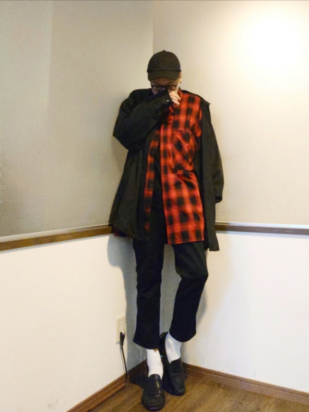 ブラック系のその他パンツ、ブラック系のシャツ/ブラウス、レッド系のシャツ/ブラウスを着用したメンズの秋コーディネートの2枚目の写真