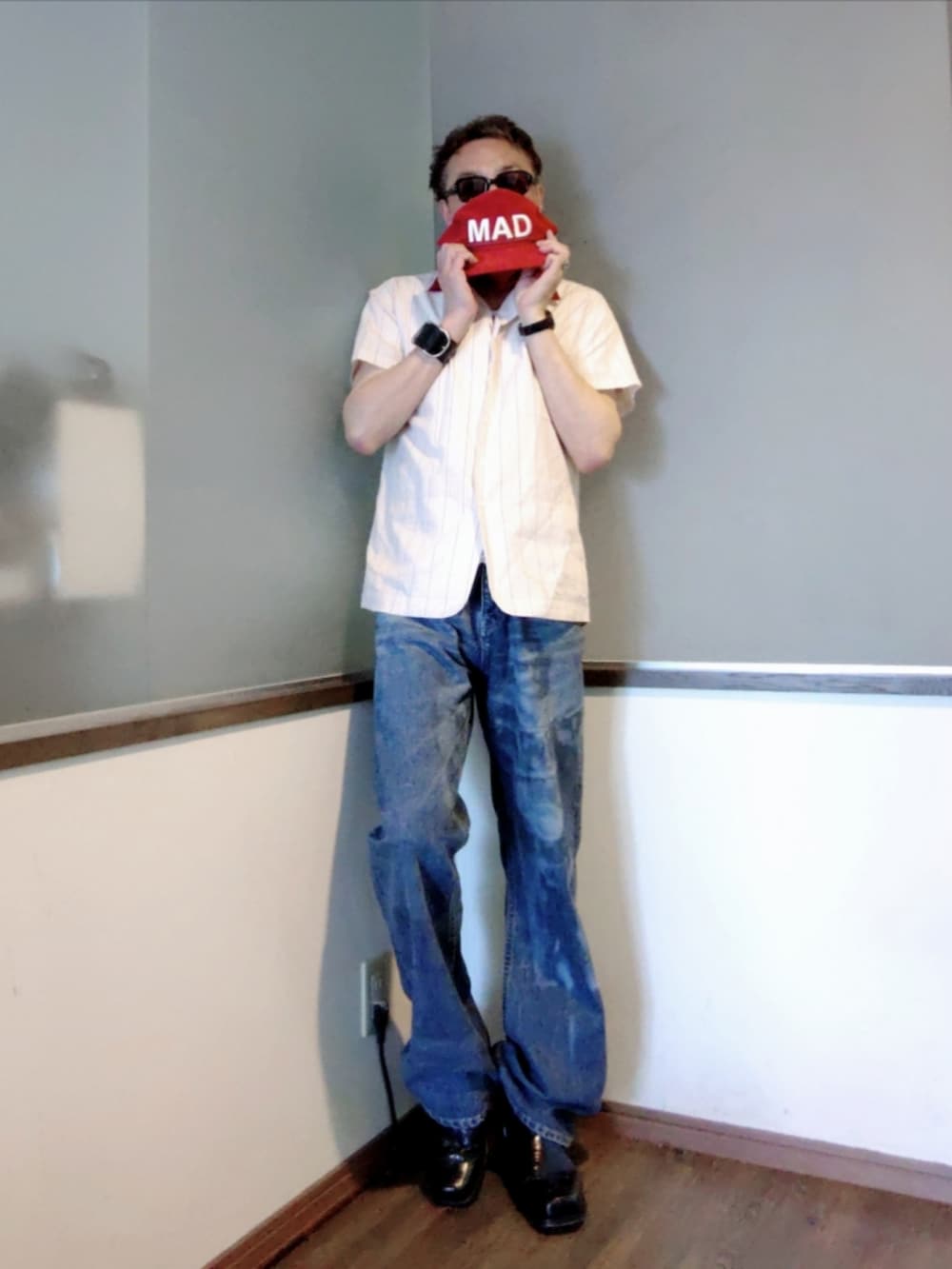 レッド系のシャツ/ブラウス、その他のデニムパンツ、ブラック系のブーツを着用したメンズの夏コーディネートの2枚目の写真
