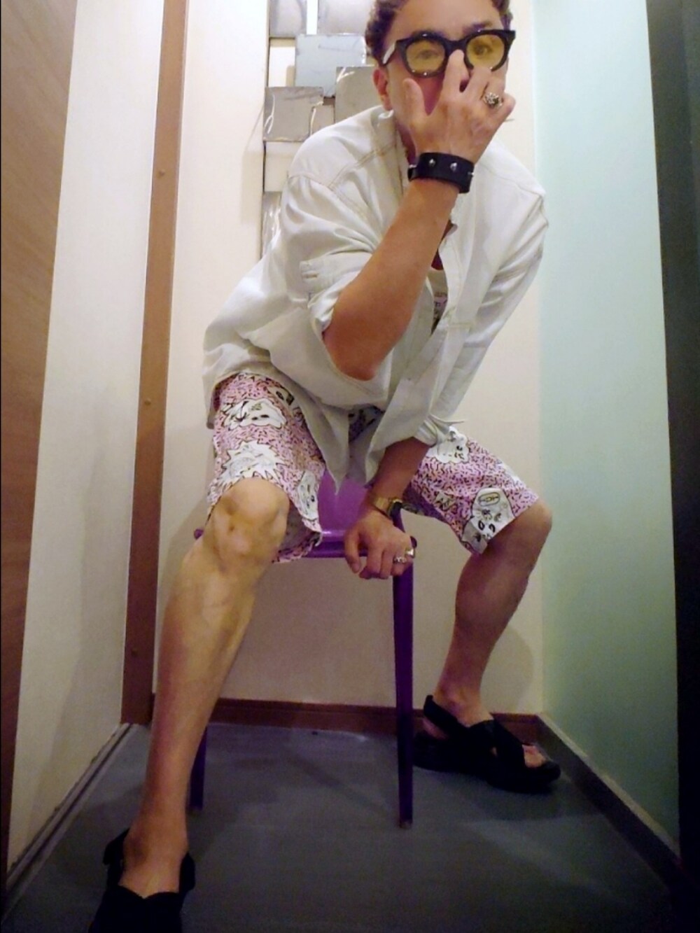 ピンク系のその他パンツ、ブラック系のサンダルを着用したメンズの夏コーディネートの2枚目の写真