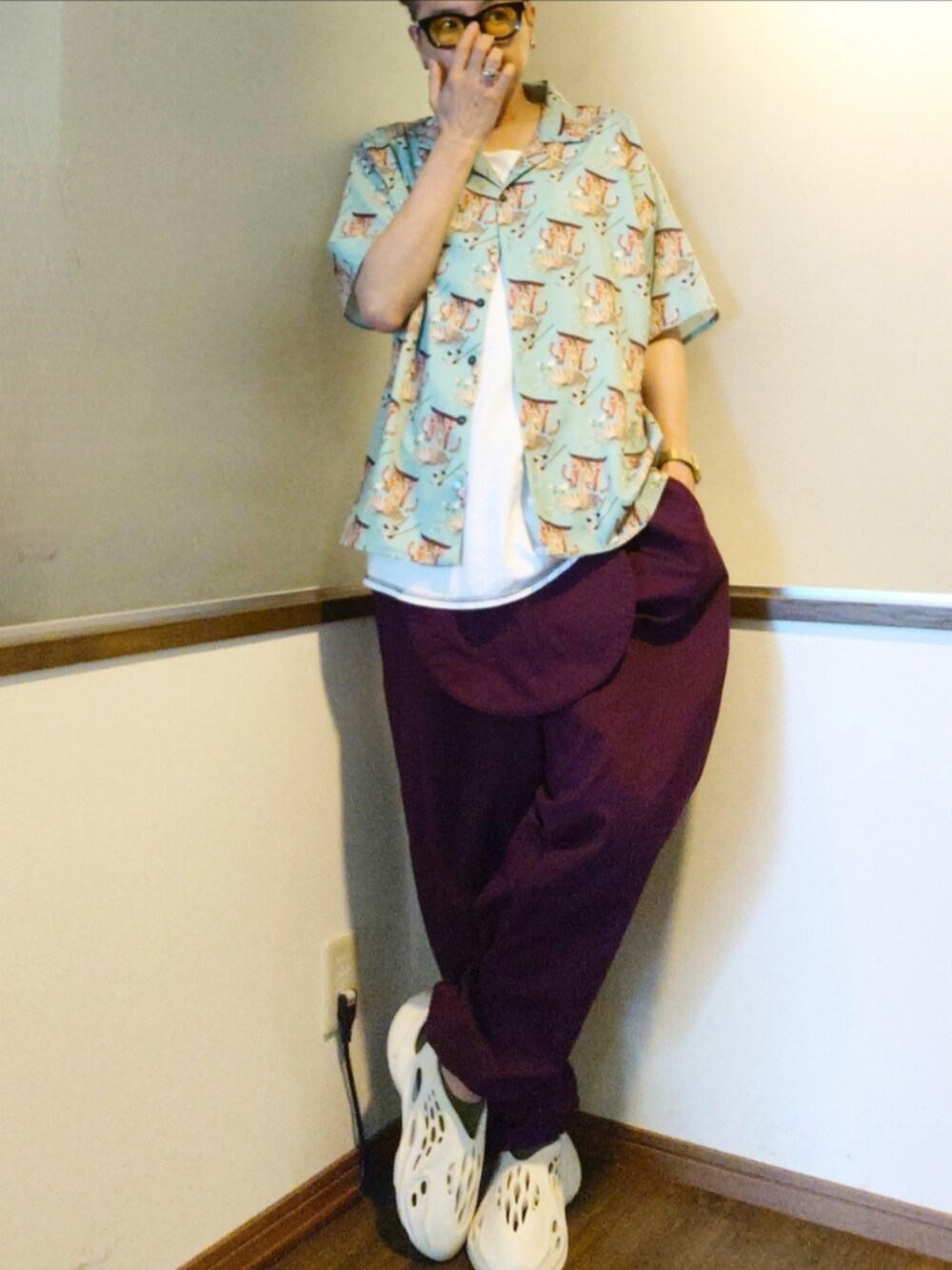 グリーン系のシャツ/ブラウス、パープル系のカーゴパンツ、ホワイト系のスニーカーを着用したメンズの夏コーディネートの2枚目の写真