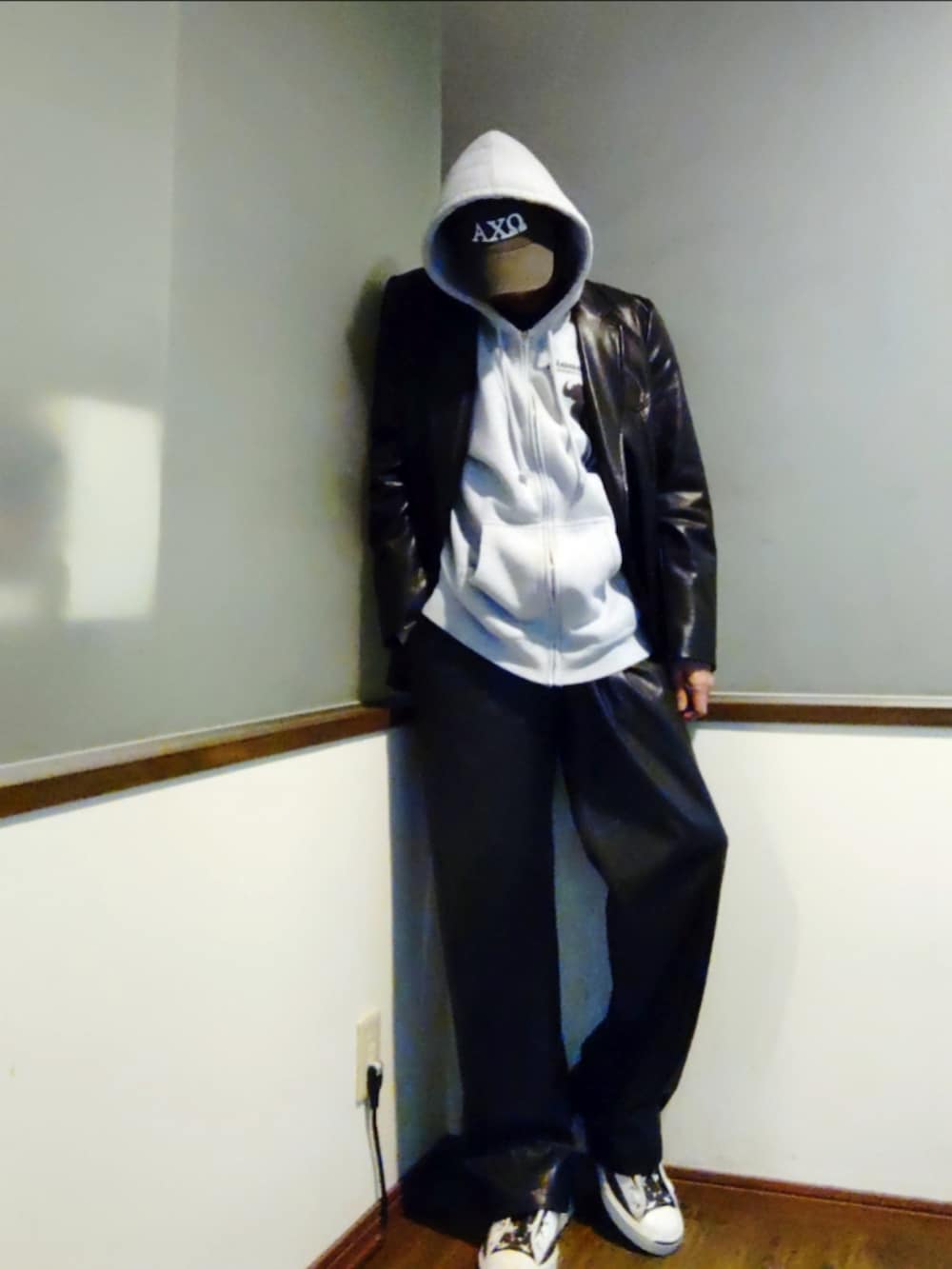 ブラック系のテーラードジャケット、グレー系のパーカー、ブラック系のその他パンツを着用したメンズの春コーディネートの2枚目の写真