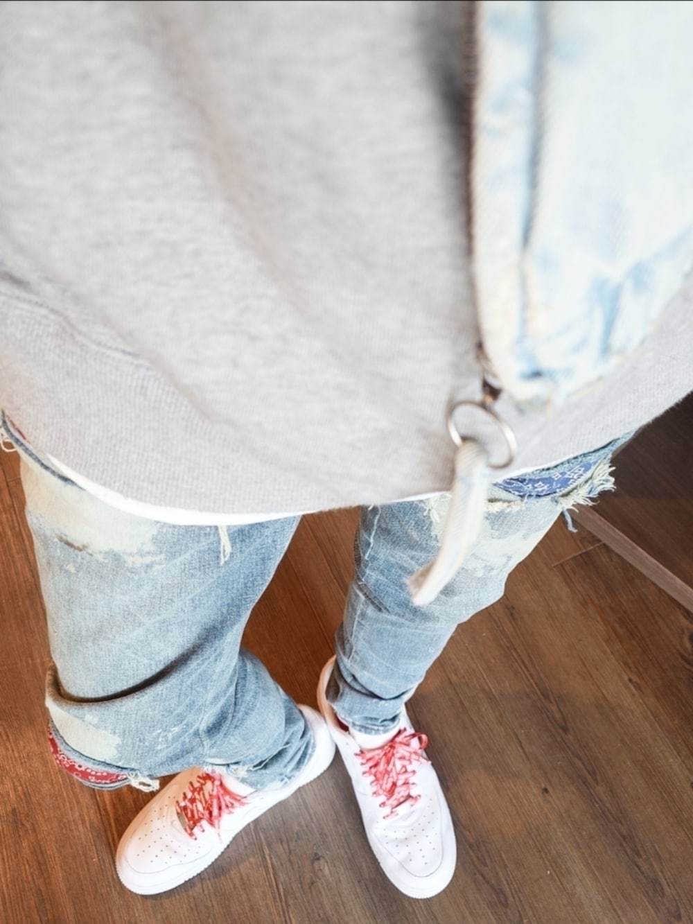 ブルー系のデニムジャケット、グレー系のパーカー、ブルー系のデニムパンツを着用したメンズの夏コーディネートの3枚目の写真