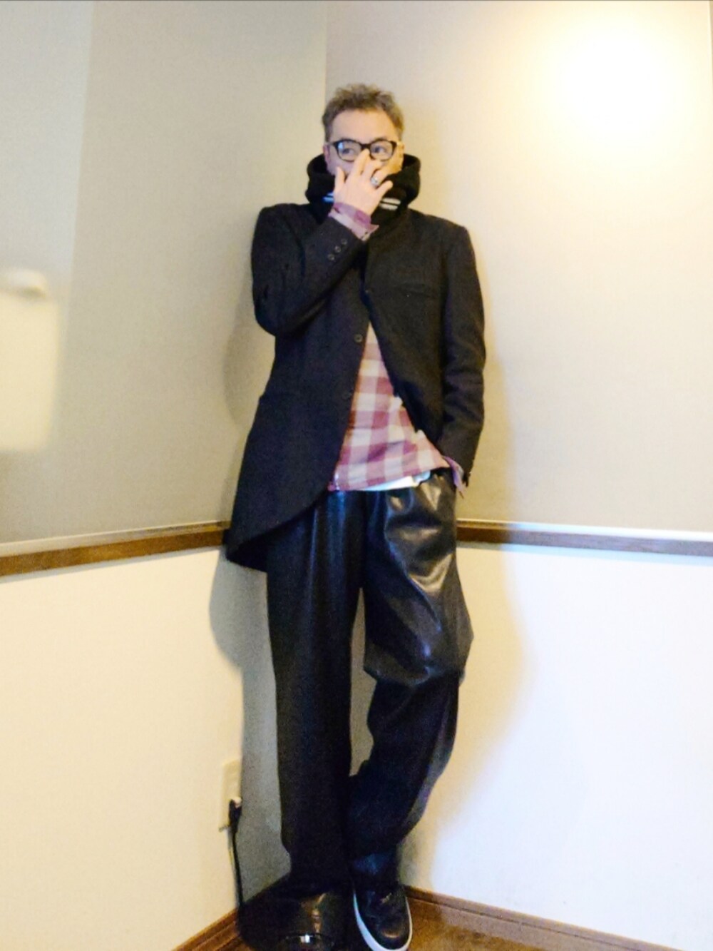 ブルー系のテーラードジャケット、レッド系のシャツ/ブラウス、ブラック系のその他パンツを着用したメンズの冬コーディネートの2枚目の写真