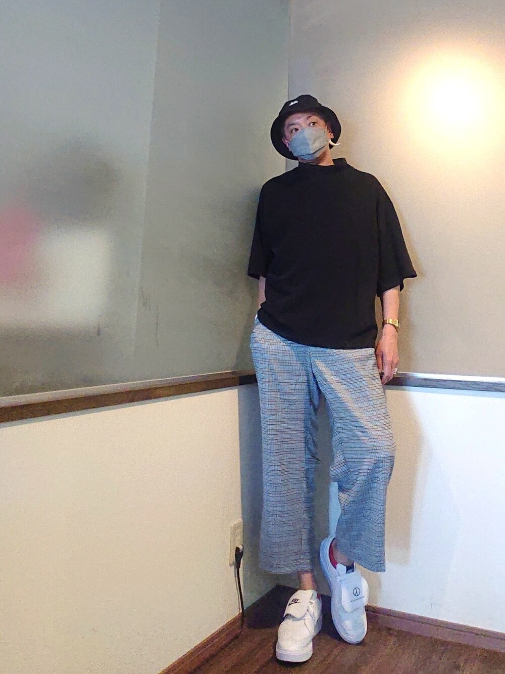 ブラック系のTシャツ/カットソー、ホワイト系のショルダーバッグ、ブラウン系のスラックスを着用したメンズの夏コーディネートの3枚目の写真