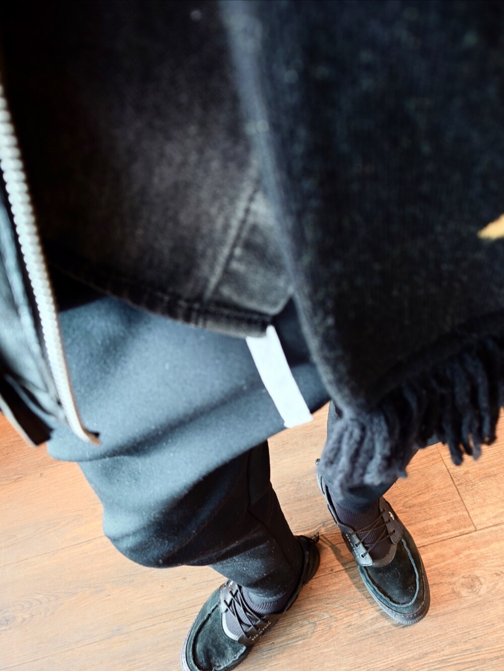 ブラック系のその他パンツ、ブラック系のブルゾン、ブラック系のデニムジャケットを着用したメンズの冬コーディネートの3枚目の写真