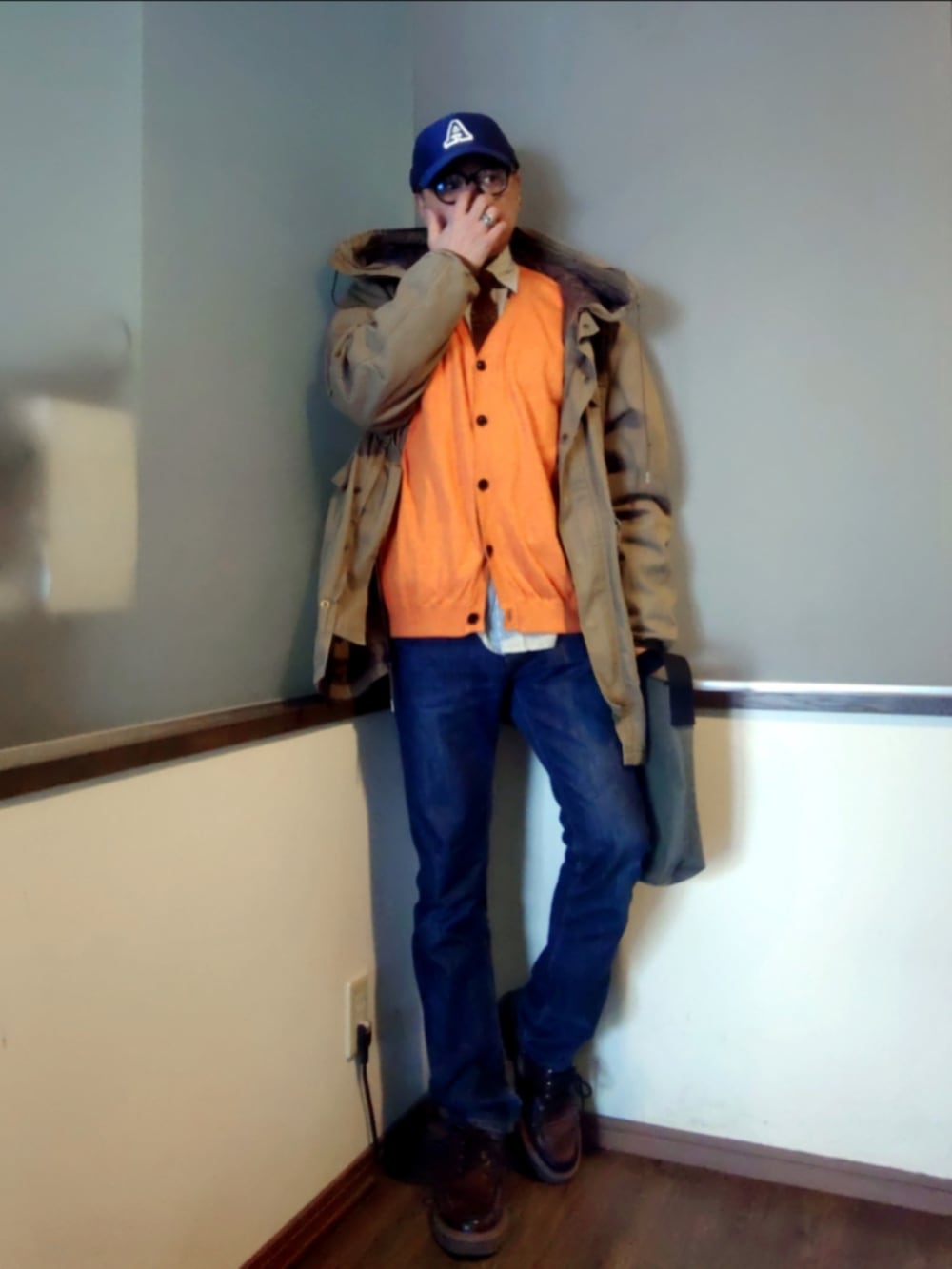 オレンジ系のカーディガン/ボレロ、グリーン系のモッズコート、グリーン系のシャツ/ブラウスを着用したメンズの春コーディネートの2枚目の写真