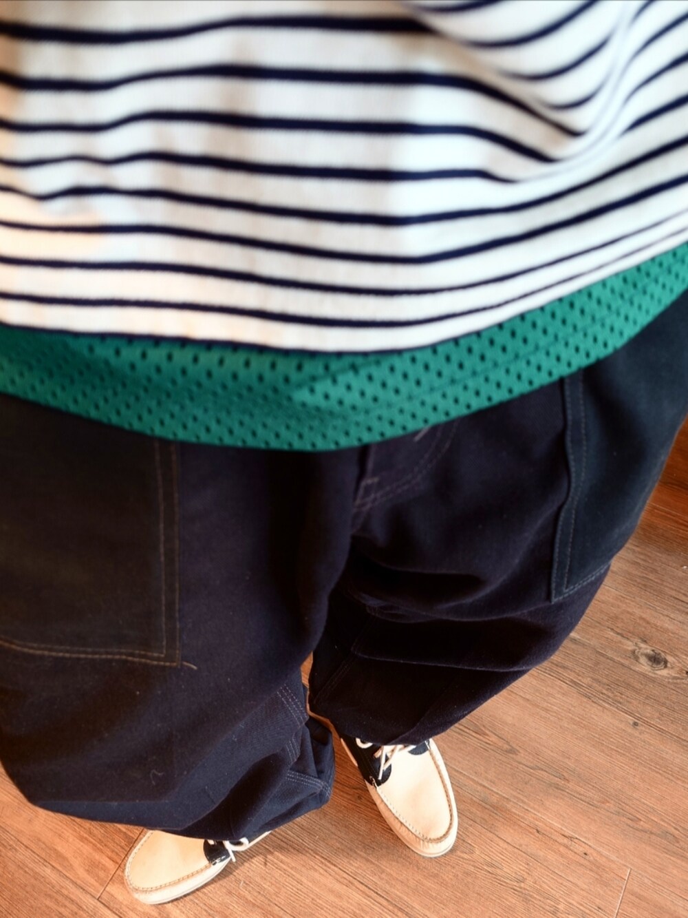 ホワイト系のTシャツ/カットソー、ブラック系のチノパンツ、レッド系のショルダーバッグを着用したメンズの夏コーディネートの2枚目の写真